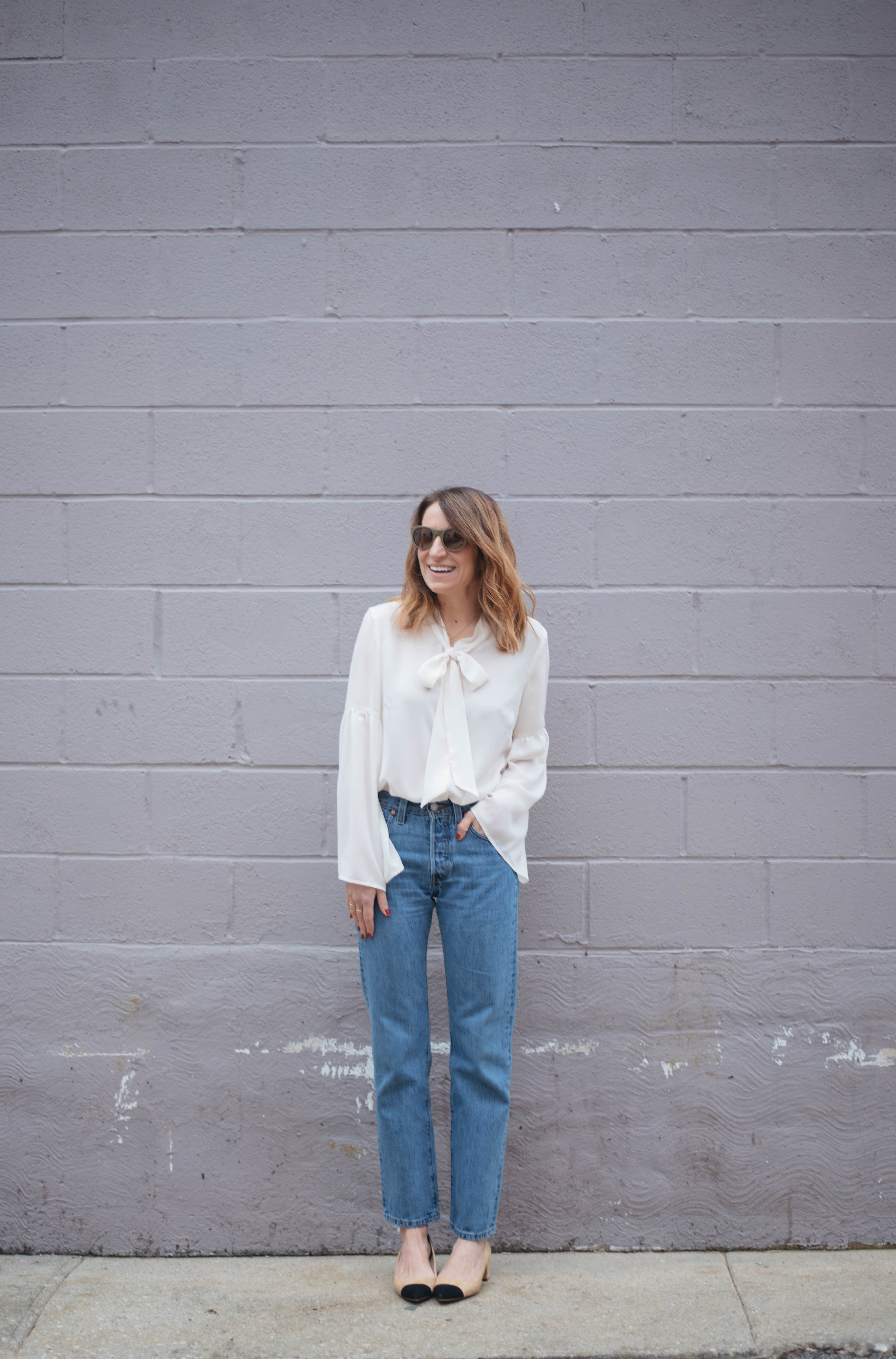 How To Wear Mom Jeans  Trendy mom outfits, Everyday outfits, Mom